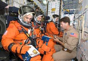 Léopold Eyharts, à l’avant-plan, en plein entraînement avec Stanley G. Love et Hans Schlegel pour leur prochaine mission STS-122. © Nasa