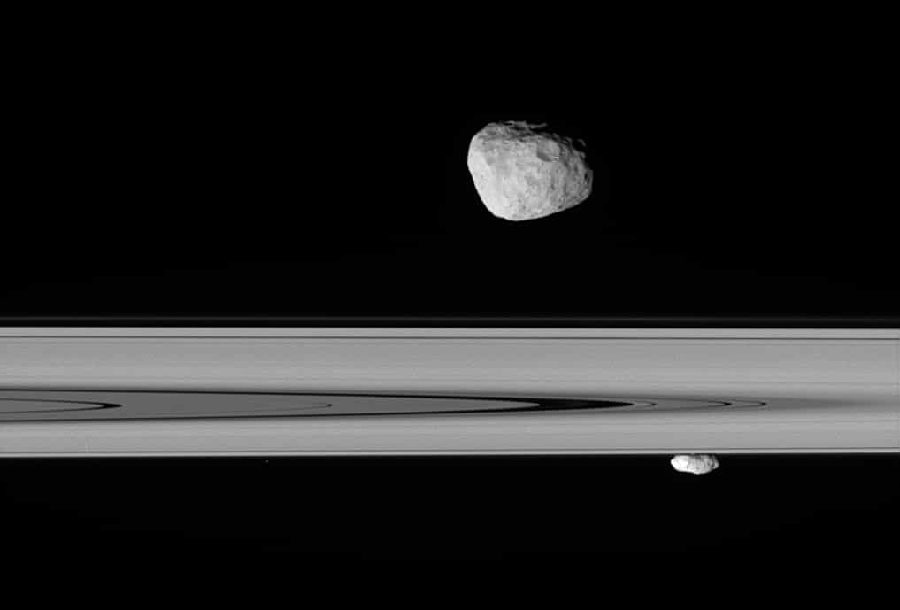 Prométhée et l'anneau F vue sous un autre angle. Au fond, un autre satellite berger de l'anneau F Pandora (Crédit : Cassini imaging team NASA).