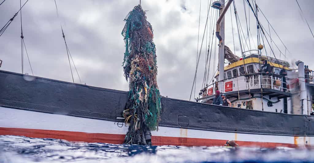 Après une sortie en mer de 48 jours, le navire de l’Ocean Voyages Institute est rentré au port avec une prise de pas moins de 100 tonnes de déchets plastiques. © Ocean Voyages Institute