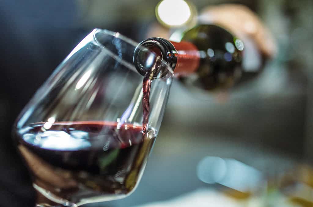 Consommer un verre de vin par jour, une fausse protection du risque de mortalité ? © Instants, Istock.com