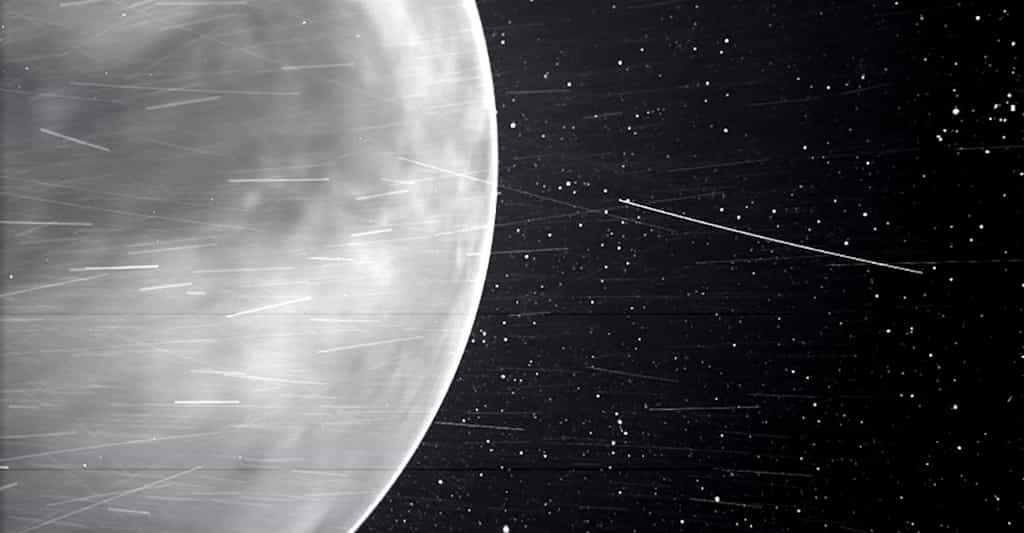 Lors de son troisième survol de Vénus, en juillet 2020, la sonde Parker Solar Probe a pris cette photo. Elle a aussi enregistré un signal radio riche en enseignements pour les astronomes. © Nasa/Johns Hopkins APL/Naval Research Laboratory/Guillermo Stenborg et Brendan Gallagher