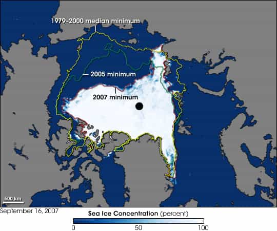 Les régressions estivales&nbsp;maximales de la banquise arctique observées en 2005 (ligne verte) et en 2007 (ligne rouge) par rapport à la moyenne 1979-2000 (ligne jaune), sur une image obtenue le 16 septembre 2007 par le satellite Aqua. Le dégradé de bleu indique le poucentage de concentration de la banquise (de 0 à 100).&nbsp;© Nasa/Jesse Allen (NSIDC)/Terry Haran/Matt Savoie (NSIDC)
