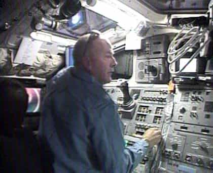 Alan Poindexter, pilote, manœuvre Atlantis pour l'éloigner de l'ISS. © NasaTV