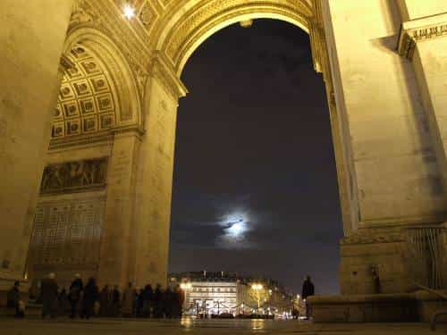 Le 10/11/2011 : la Lune passe dans l'axe de l'Arc de Triomphe. &copy; DR