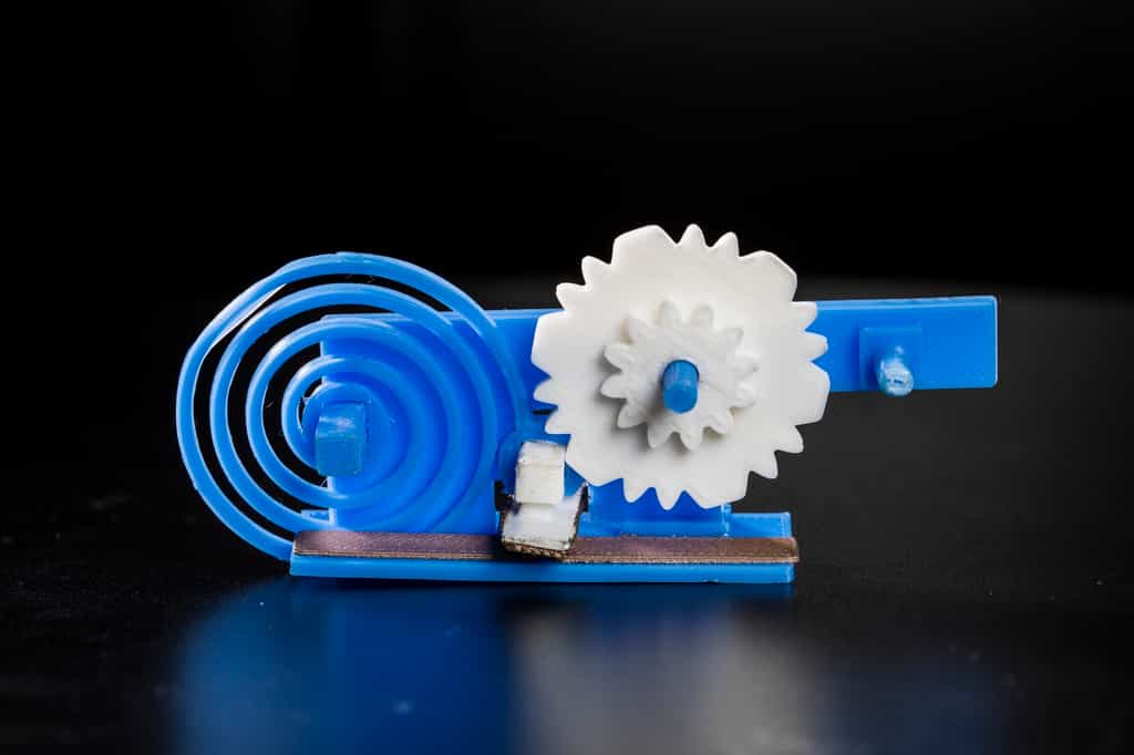 Des objets en plastique fabriqués par impression 3D peuvent se connecter au Wi-Fi. Voici le mécanisme en plastique actionnant l’interrupteur qui se connecte et se déconnecte de l’antenne intégrée pour induire un changement dans la réflexion des ondes. © Mark Stone, University of Washington