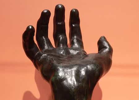 Rodin a notamment sculpté la main d'un homme probablement atteint du syndrome d'Apert, une maladie génétique rare dans laquelle les articulations de la main sont fusionnées. © David Monniaux, Wikimedia Commons, cc by sa 2.0