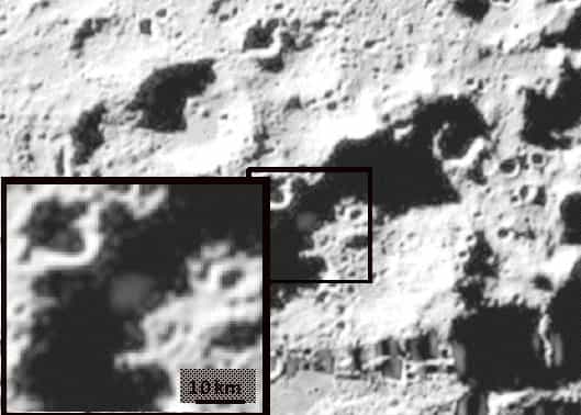 20 secondes après l'impact, un panache de débris est bien visible sur les photos prises par la sonde de la mission LCross. Crédit : Nasa