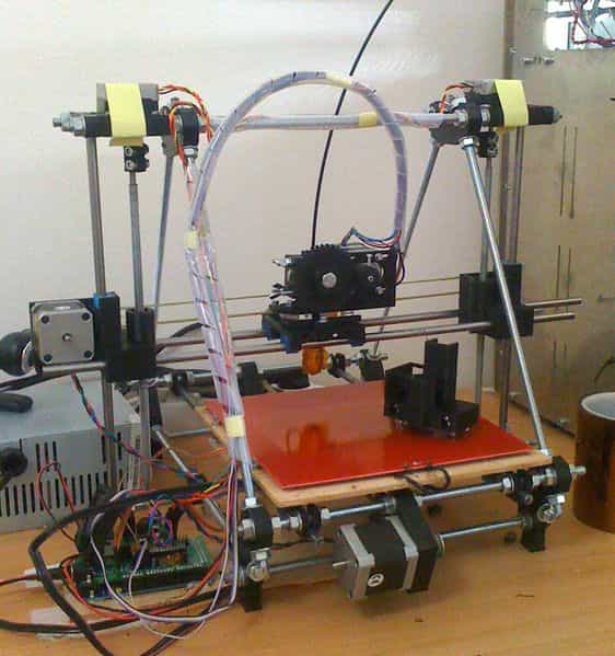 RepRap est une imprimante 3D libre qu'il est possible de construire à la maison. © RepRap