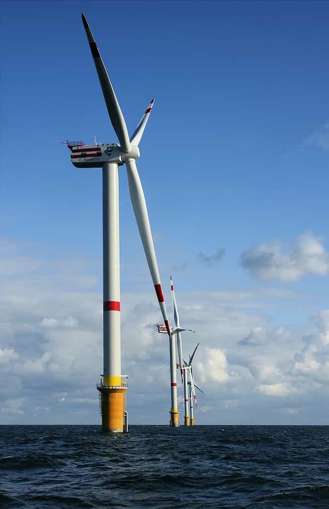 Éoliennes D4 (au premier plan) à D1 (en arrière-plan) sur le banc Thornton, à 28 km de la côte belge, dans la mer du Nord. Ces éoliennes mesurent 157 m de haut (plus les pales), soit 184 m au-dessus des fonds marins sur lesquels elles reposent. © Hans Hillewaert, Wikipédia, cc by sa-3.0