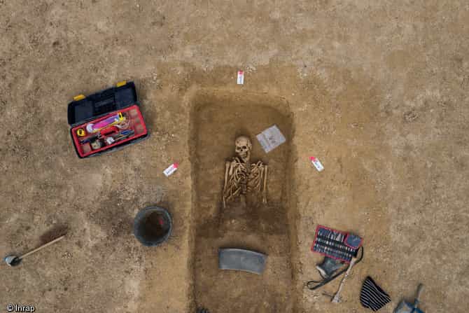 Vue zénithale d'une sépulture gauloise du IVe&nbsp;siècle avant notre ère, en cours de fouille, Buchères (Aube), 2013.&nbsp;© Denis Gliksman, Inrap