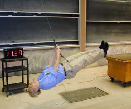 Walter Lewin au MIT illustrant son cours de mécanique Newtonienne. Crédit : MIT