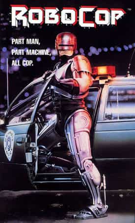 Robocop (ici l'affiche du premier film, sorti en 1987) est le personnage central de cette histoire. Un policier très gravement blessé reçoit une kyrielle d'équipements (dont ce qu'on appellerait aujourd'hui un exosquelette) qui en font un superflic. © DR