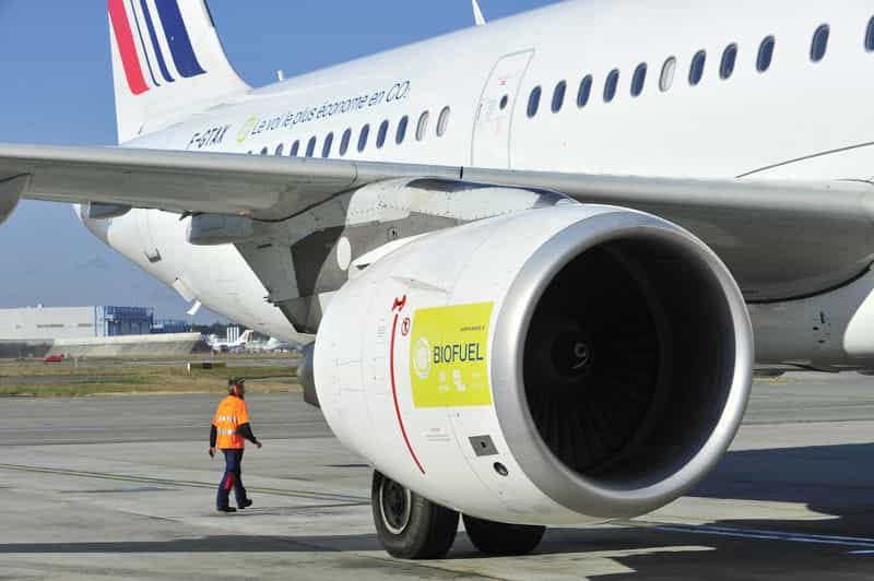 L'Airbus A321 du vol Toulouse-Paris AF6129, le 13 octobre 2011, dont les réservoirs renfermaient à la fois du Jet A1 et du biokérosène. Ce vol a aussi permis d'expérimenter d'autres solutions pour réduire la consommation : allègements multiples et optimisation de la navigation. © Air France