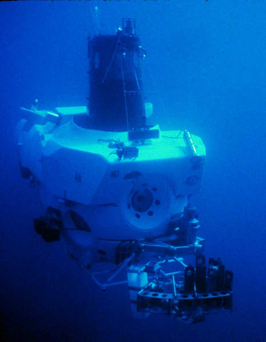 Le submersible Alvin a été le premier à explorer les fumeurs au fond de l'océan. En 1977, grâce à lui, les scientifiques découvraient que la vie est bien présente au niveau des fumeurs. © NOAA