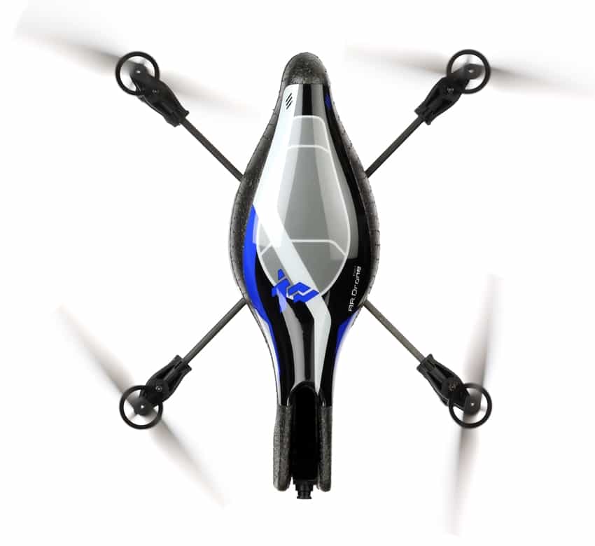 Un AR.Drone vu de dessus, sans son carénage protecteur. L'engin se soutient en l'air comme un hélicoptère et modifie sa direction par l'inclinaison de ses hélices.. © Parrot