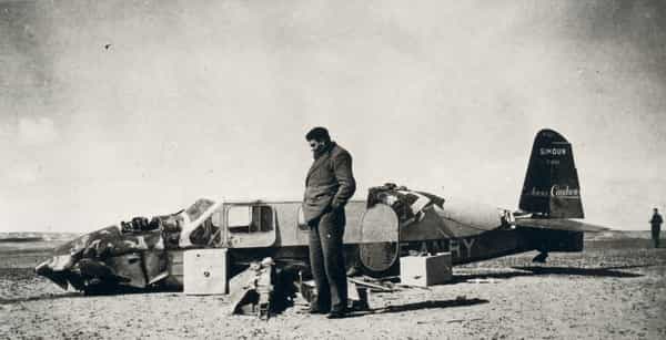 En 1935, pour Antoine de Saint-Exupéry, le raid Paris-Saïgon se termine par un crash dans un désert égyptien. © Succession Antoine de Saint-Exupéry