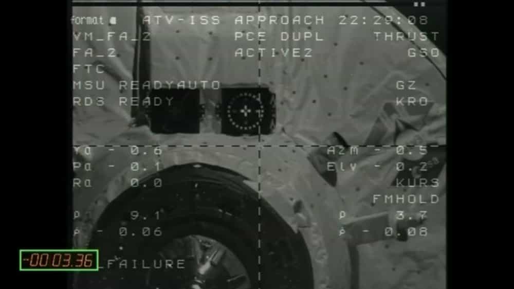 L'ATV-3 Edoardo Amaldi dans les dernières minutes avant l'amarrage, filmé depuis l'ISS et vu sur l'écran de contrôle. La vitesse relative des deux engins est alors de 7 cm/s, soit 250 m/h. Durant le dernier mètre, la procédure devient totalement automatique, entrant en mode « hands off », c'est-à-dire « sans les mains ». Il n'y a alors plus aucun moyen d'intervenir pour l'équipage ou les équipes de contrôle. © Cnes