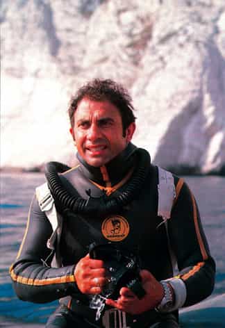 Albert Falco pratiqua la plongée libre dans la calanque de Sormiou dès son plus jeune âge. Il fut initié à la plongée en scaphandre par Georges Beuchat. Cette photographie a été prise vers 1975. © Archives Beuchat International SAS, Wikimedia common, CC by-sa 3.0