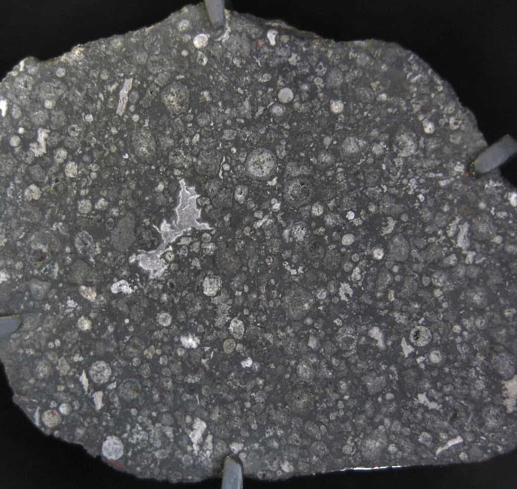 Une coupe de la météorite d'Allende. © Wikipedia-Shiny Things