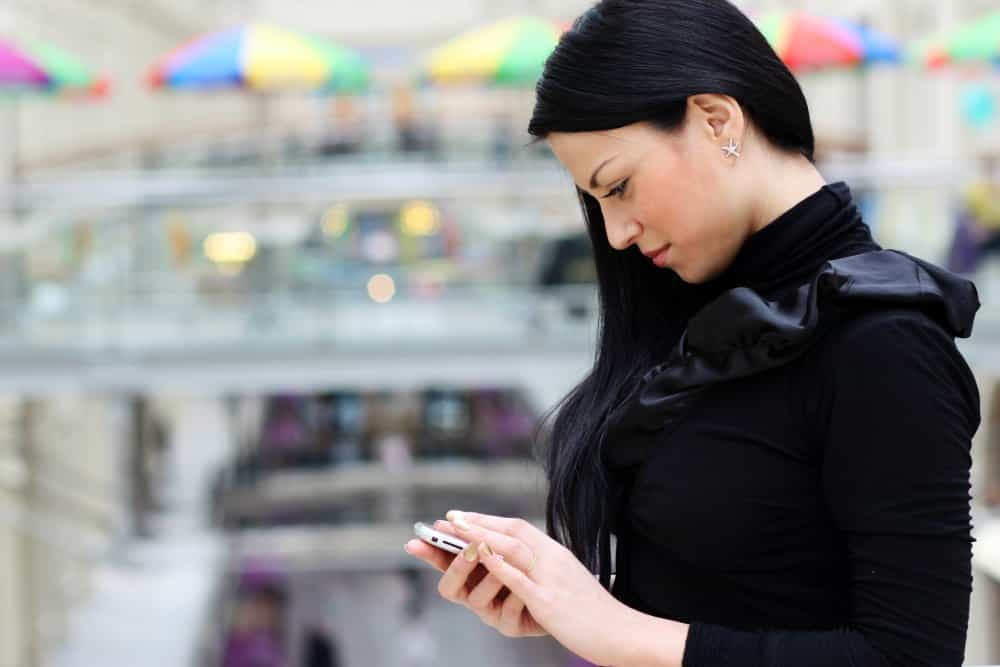 Pour téléphoner ou pour taper un SMS, la position de la colonne vertébrale n'est pas bonne. © Andrey Arkusha/Shutterstock.com