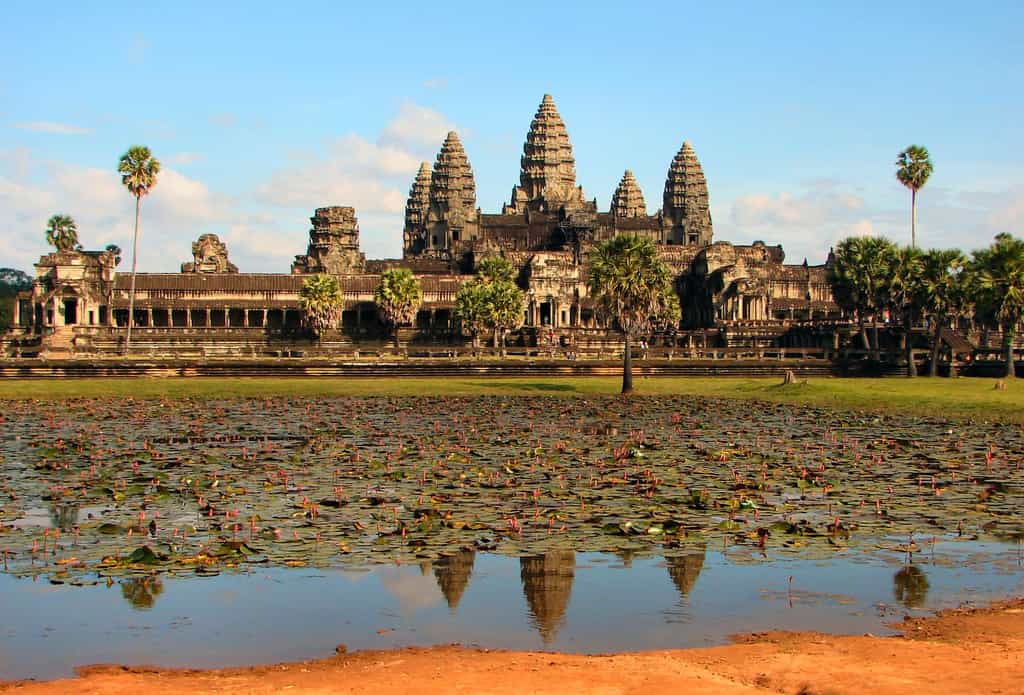 Angkor Vat est le plus grand temple de la cité d'Angkor, et est considéré par beaucoup comme&nbsp;la huitième merveille du monde. Il est devenu le symbole du Cambodge et figure sur le drapeau national.&nbsp;©&nbsp;Bjørn Christian Tørrissen, Wikipédia, GNU 1.2