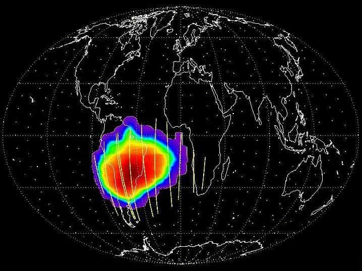 Cartographie du flux de protons perçu par les CCD de Corot derrière blindage. La trajectoire du satellite est représentée en jaune. On y voit les huit passages par l’anomalie magnétique de l'Atlantique sud. Les couleurs indiquent une intensité de radiations croissante du bleu au rouge. © Cnes