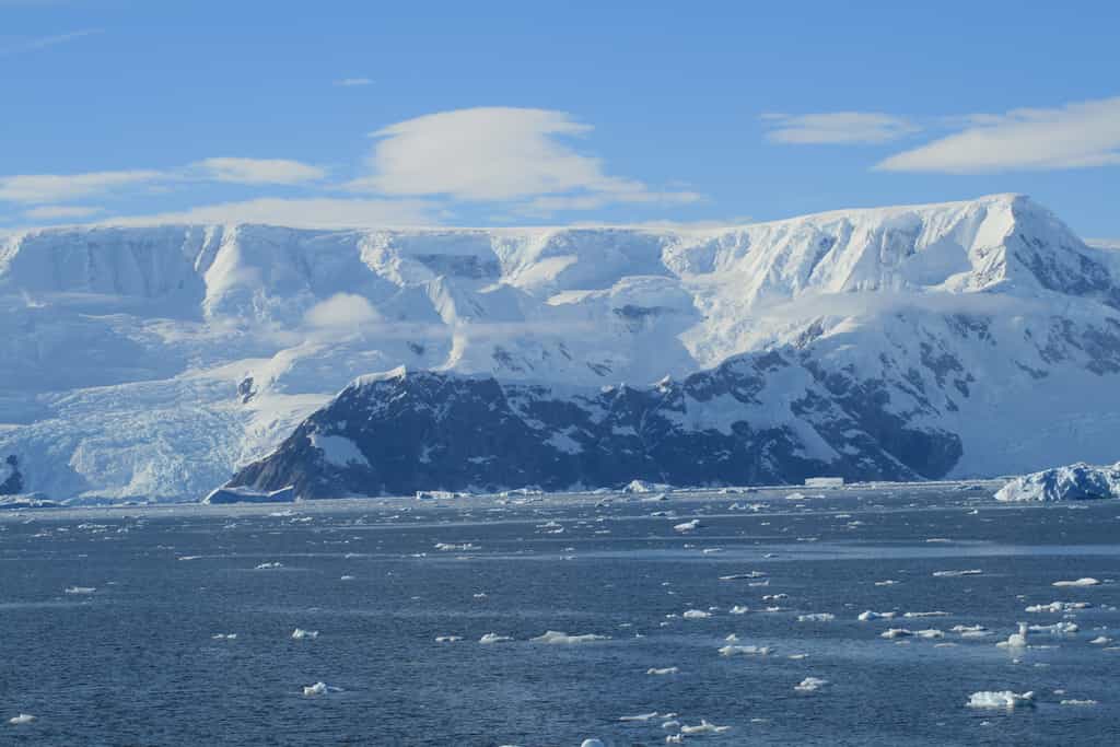 Photographie de la péninsule antarctique prise en février 2009. Le continent antarctique a une superficie de 14 millions de km², soit moins que les 19,44 millions de km² de glace qui l'on recouvert le 26 septembre dernier. © mark 127, Flickr, CC by 2.0