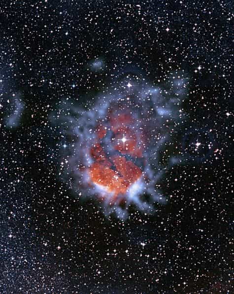 RCW120, pouponnière d’étoiles vue par Apex où les gaz froids apparaissent en bleu. Crédit ESO