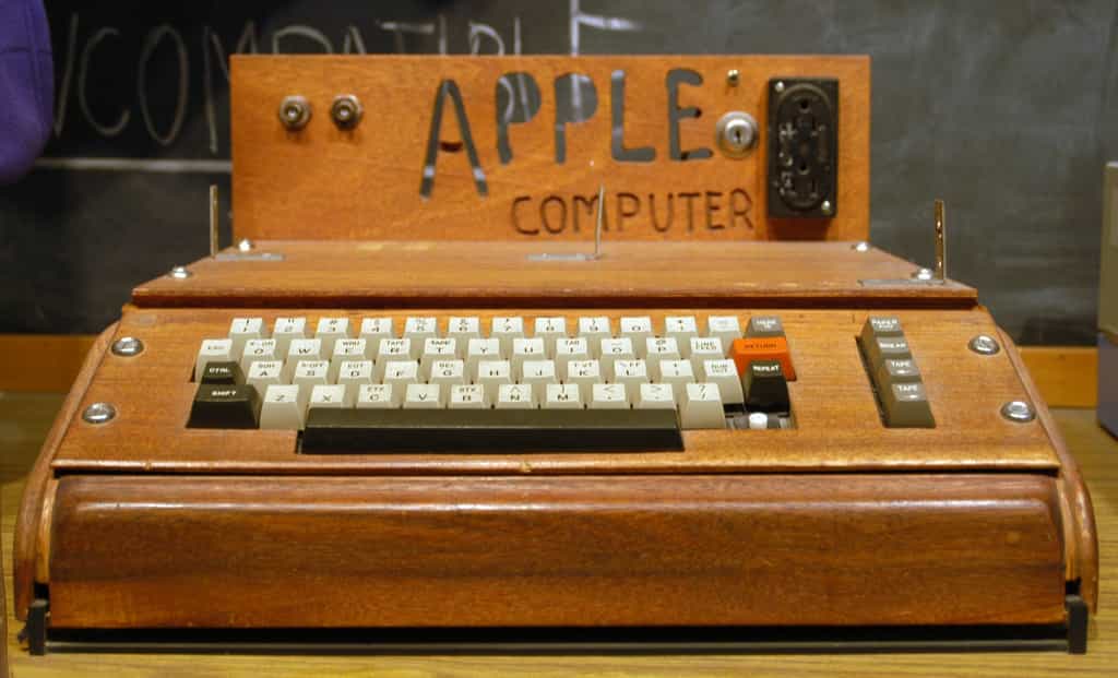Un Apple-1, dans une élégante boîte en bois, conservé à la Smithonian Institution. © Ed Uthman/ Flickr, Licence Creative Commons (by-nc-sa 2.0)