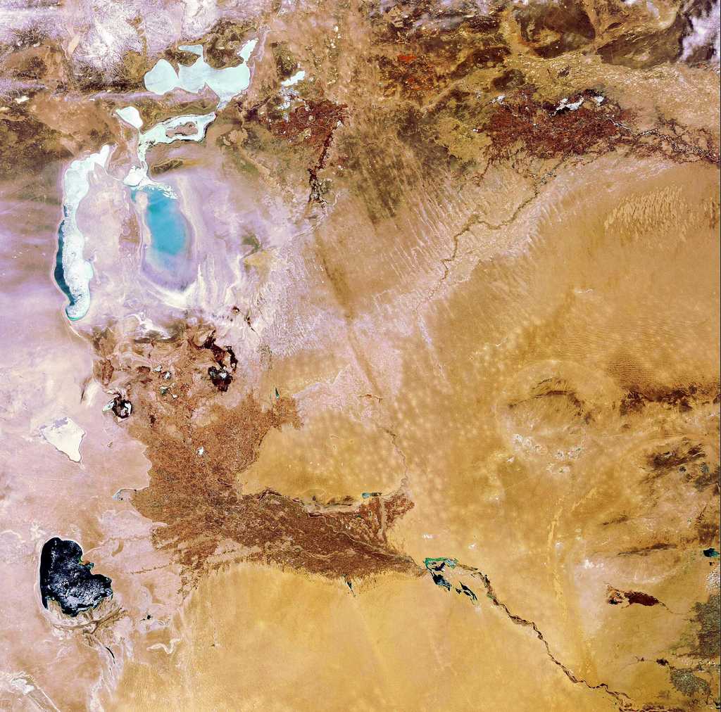 La mer d'Aral fut jusqu'aux années 1960 le quatrième plus grand lac du monde. Il n'en reste aujourd'hui plus grand-chose. D'anciens ports de pêche se trouvent à 200 kilomètres du rivage et des tempêtes de sable balaient la région. © Esa
