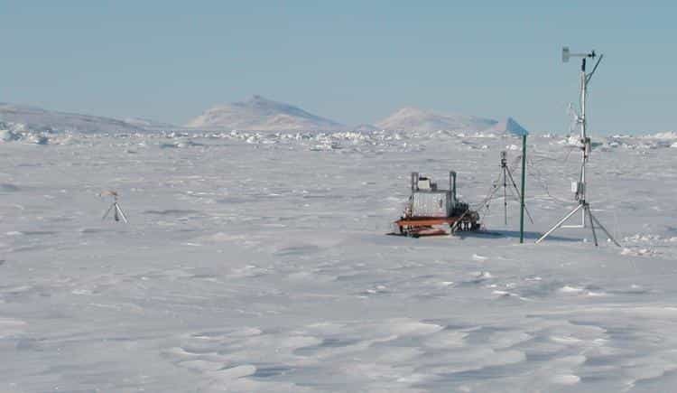 Instruments météorologiques et d'analyse chimique, installés dans la station Alert, sur le territoire Nunavut. © Samuel Morin