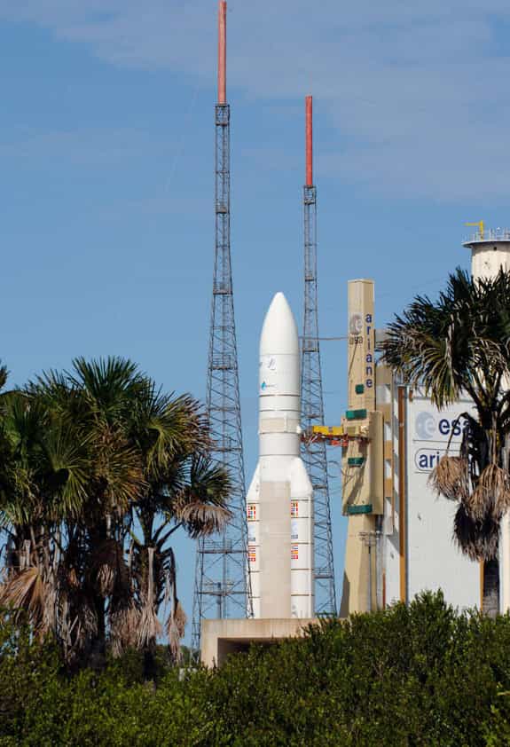 Un mois après la première tentative de décollage, une Ariane 5 ECA est de nouveau sur son pas de tir, prête à décoller avec ses deux satellites. © Cnes/Arianespace/CSG