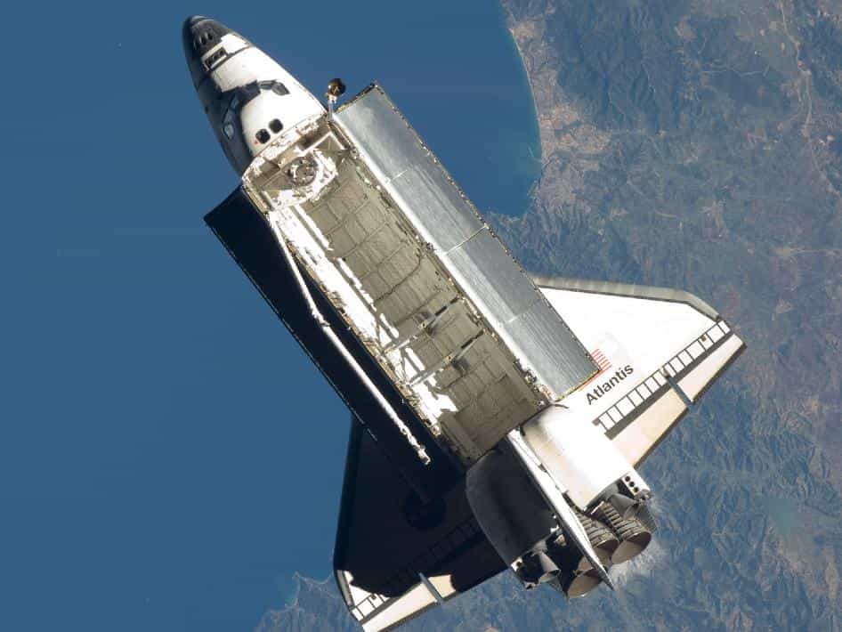 La navette Atlantis vient de se décrocher de l'ISS sous les yeux des membres de l'Expédition 21. La Station spatiale internationale se trouve alors, ce 25 novembre 2009 à 9 h 53 en temps universel, au-dessus de la Méditerranée, à peu près à la verticale des côtes algériennes. La mission STS-129 touche à sa fin. © Nasa