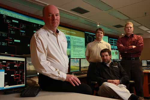 Quatre des auteurs du rapport : de gauche à droite, les scientifiques Rob Pratt et Tom Secrest et les ingénieurs Michael Kintner-Meyer (assis) et Kevin Schneider. © PNNL CC by-nc-sa