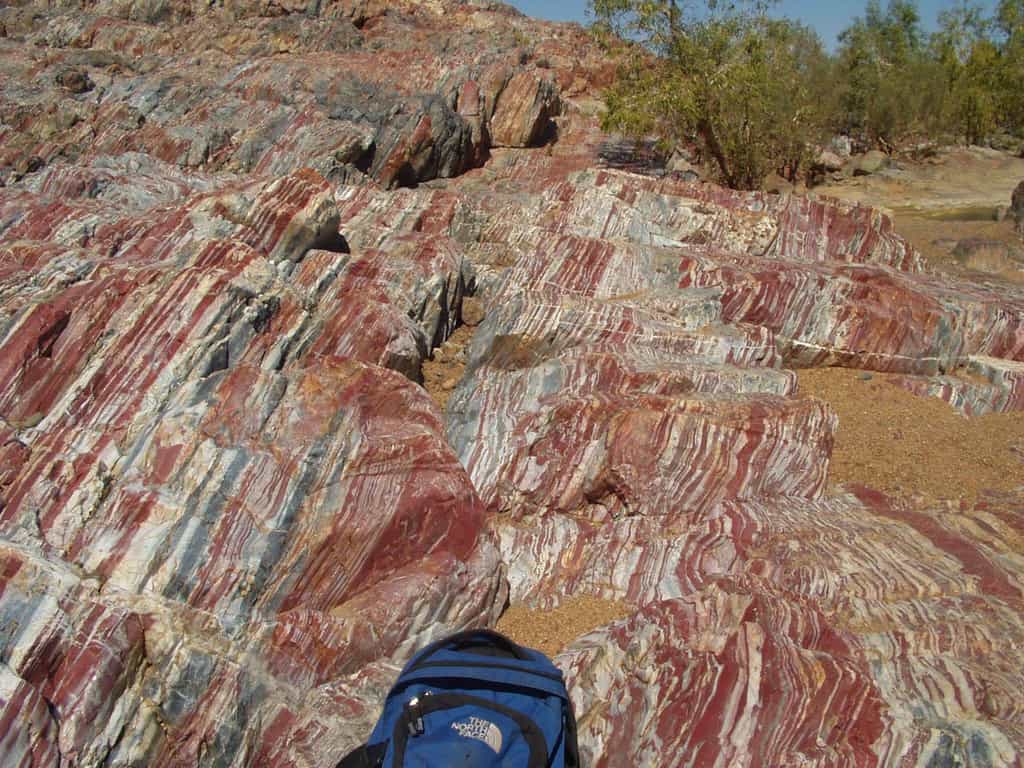 Les formations rubanées du craton de Pilbara dans la partie ouest de l'Australie. Remarquez le sac donnant l'échelle. © Hiroshi Ohmoto/Yumiko Watanabe