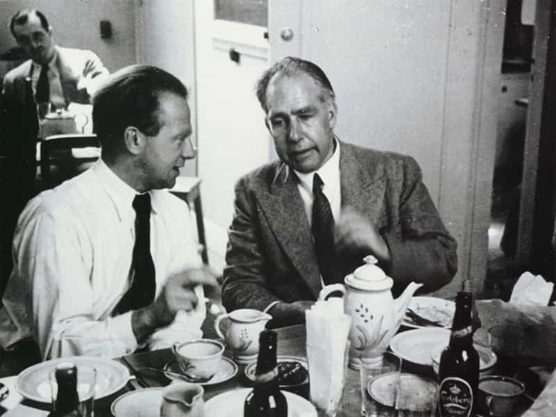 De gauche à droite Werner Heisenberg et Niels Bohr, deux des pères fondateurs de la mécanique quantique, la théorie expliquant la physique quantique. © AIP Niels Bohr Library