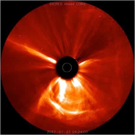 Le Soleil est masqué par le coronographe du satellite Stereo-A pour permettre l’étude de son environnement appelé couronne solaire. On distingue sur cette image datant du 23 juillet 2012 la propagation d’une éjection de masse coronale (ou coronal mass Ejection, CME) en direction du satellite. Le flux de protons s’est précipité en direction de l’orbite terrestre à une vitesse supérieure à 2.000 km/s. © Nasa, Stereo