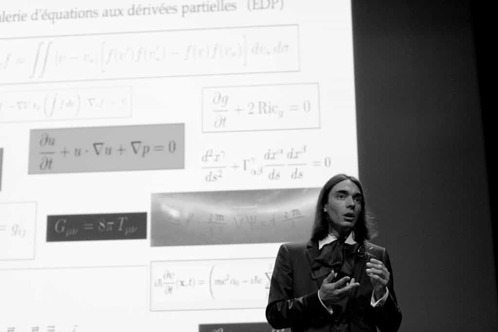 Cédric Villani, médaillé Fields 2010, manie les équations aux dérivées partielles lors d'une conférence. © V. Touchant-Landais/IHES
