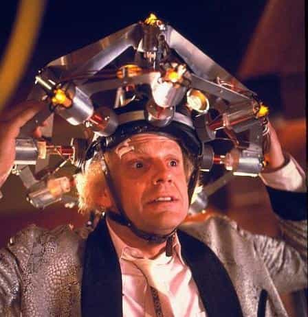 Un peu de plutonium suffit pour que les héros de Retour vers le futur puissent voyager dans le temps. Si la physique n'interdit pas rigoureusement de tels voyages, il semble qu'ils soient réserver aux particules d'antimatière comme les positrons. Pour des objets macroscopiques, il faudrait qu'il traverse des trous de vers mais il faudrait bien plus que l'énergie produite par le Soleil pour en ouvrir un. © DR