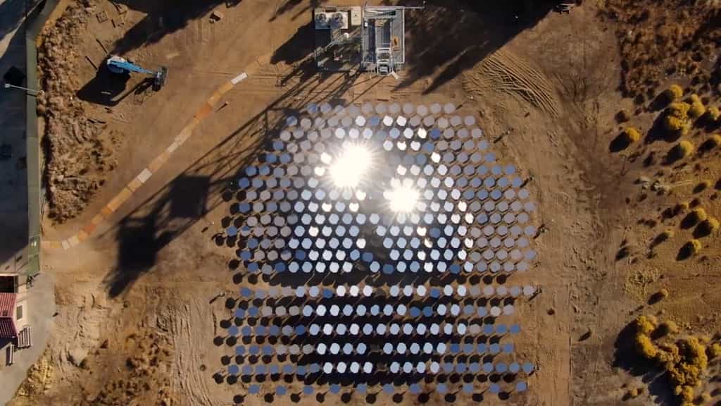 Un démonstrateur de 70 miroirs de ce nouveau type de centrale solaire à concentration thermodynamique a été installé près de Lancaster en Californie. © BusinessWire