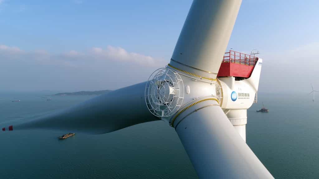 Avec ses pales de 118 mètres de long, l’éolienne MySE 16.0-242 affiche une capacité de 16 MW. © MingYang Smart Energy