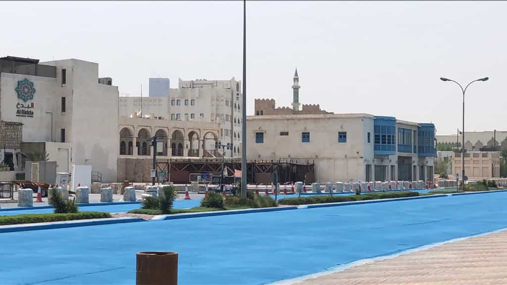 Doha a enduit certaines portions de routes d’un revêtement bleu réfléchissant afin de diminuer la température au sol. © السياحة في قطرqt2030, @qt2030, Twitter
