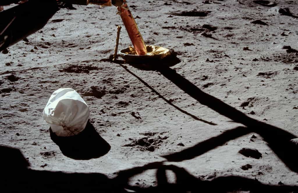 La photo du sac-poubelle prise par Neil Armstrong le 21 juillet 1969 avant ses premiers pas sur la Lune. © Nasa