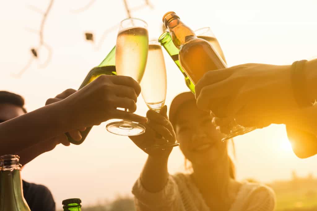 20 % des Européens des 15-19 ans déclarent boire de l’alcool de façon excessive occasionnellement. © stnazkul, Adobe Stock