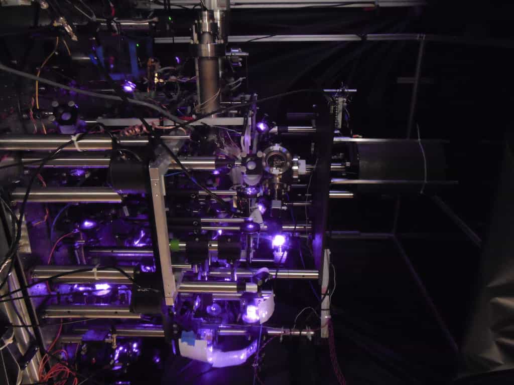 Un laser violet permet de faire flotter les atomes en état quantique et de mesurer leur état. © Victoria Xu