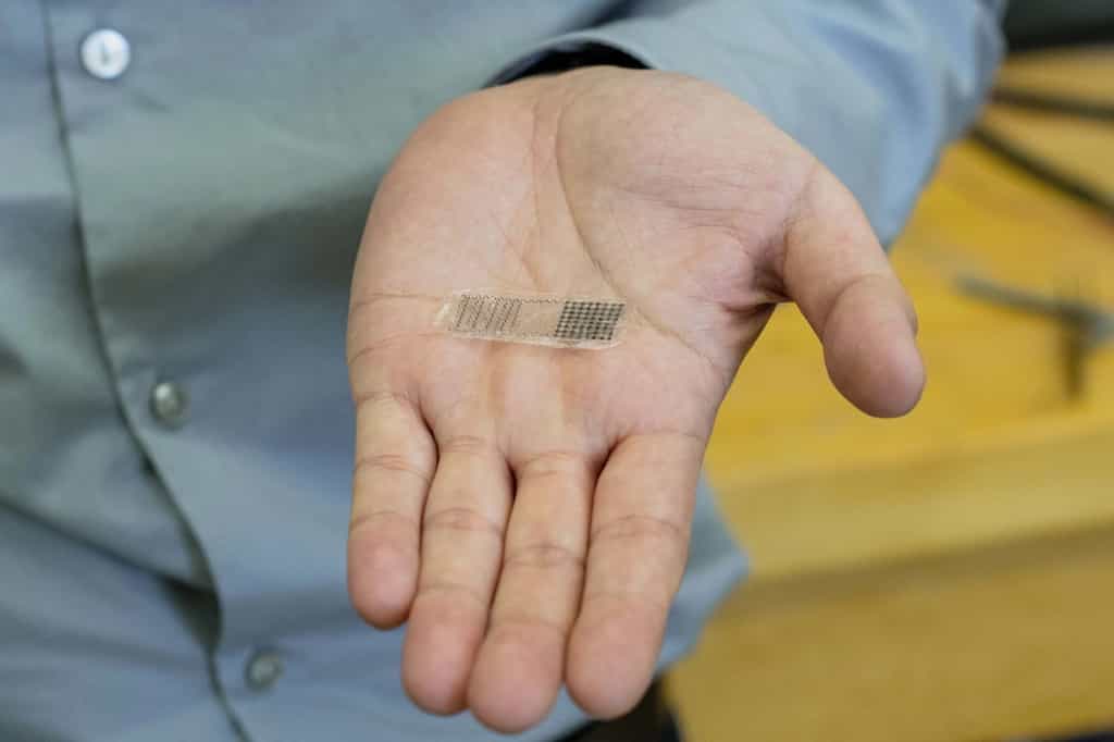 Ce minuscule patch est auto-alimenté et biorésorbable. © Université du Wisconsin-Madison
