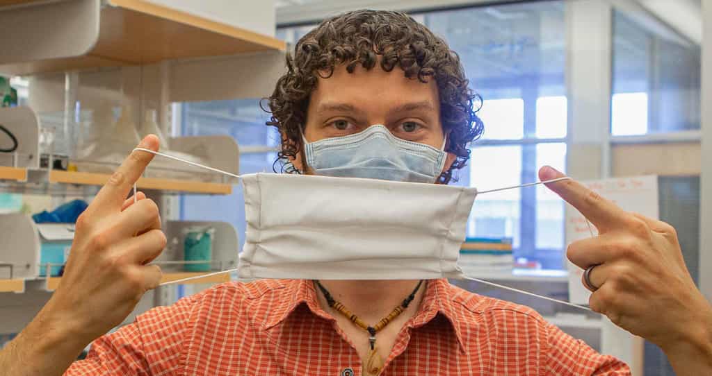 Contrairement au coton et aux fibres synthétiques qui s’humidifient rapidement et transforment le masque en « nid à virus », la soie est naturellement hydrophobe et respirante. © Joseph Fuqua II, UC Creative