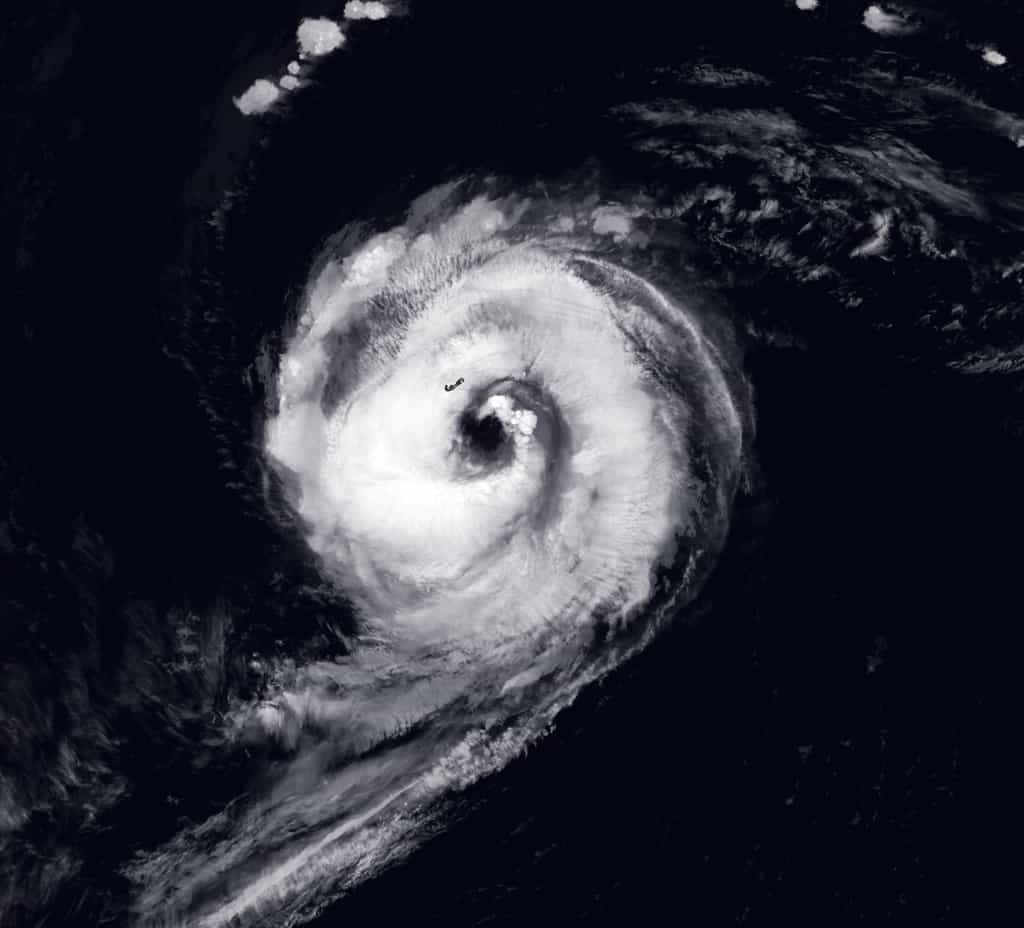L’ouragan Paulette, qui a touché les Bermudes le 14 septembre, s’est éteint pendant cinq jours avant de regagner son statut de tempête tropicale. © Nasa