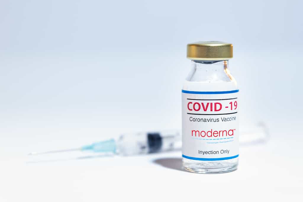 La nouvelle version du vaccin de Moderna cible à moitié la souche originale du virus et à moitié le variant Omicron. © Ruben, Adobe Stock