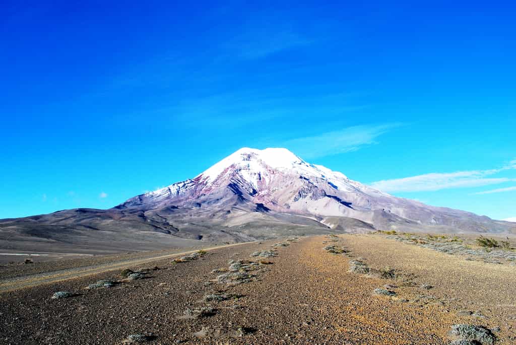 Le Chimborazo est un volcan d’Équateur culminant à 6.268 m d’altitude. C’est le sommet le plus haut des Andes équatoriennes et le point le plus éloigné du centre de la Terre. © David Torres Costales,&nbsp;@DavoTC, Wikimedia Commons, CC by-sa 3.0